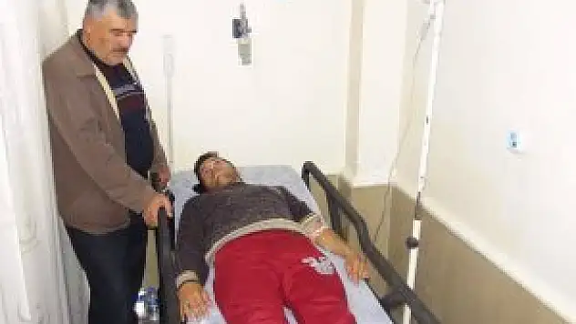 Üzerine demir kapı düşen genç yaralandı