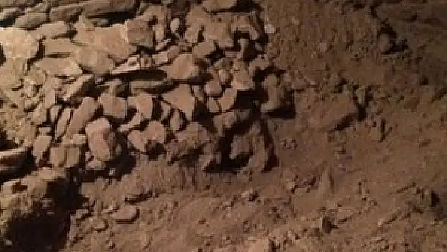 Evinin altında kaçak kazı yaparken yakalandı