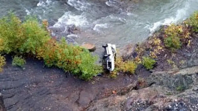 Otomobil uçurumdan ırmağa düştü: 3 ölü