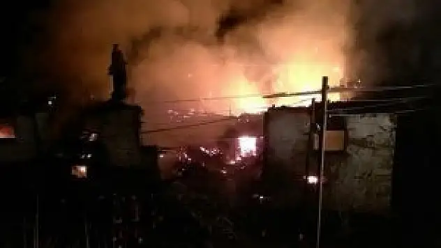 Çubuk'ta 150 yıllık tarihi bina yandı