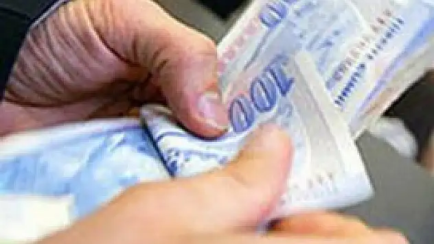 Yaşlı kadının emekli maaşını çaldı