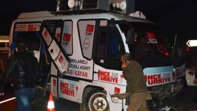 CHP'ye ait minibüs kaza yaptı: 19 yaralı