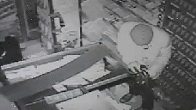 Hırsızlık için girdikleri markette satış yaptılar