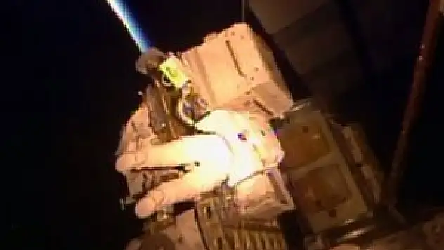 ABD'li astronotlardan 7 saatlik uzay yürüyüşü