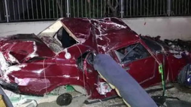 Hurdaya dönen araçtan hafif sıyrıkla kurtuldular!