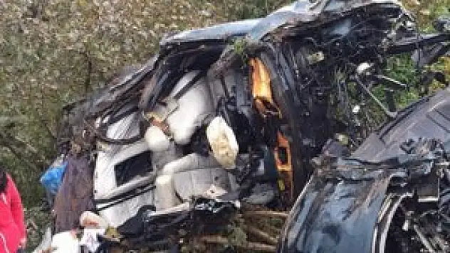 Otomobil uçuruma yuvarlandı: 4 ölü