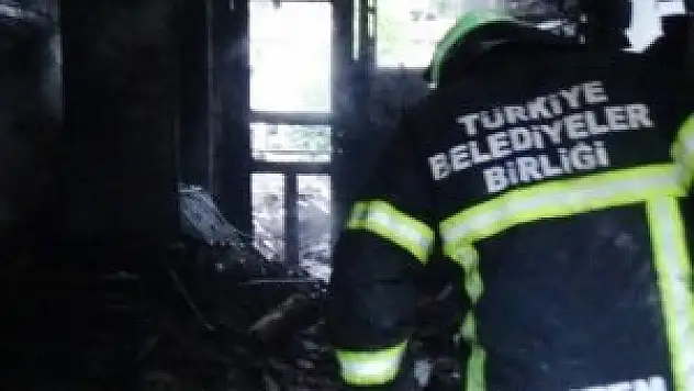 Halının altındaki 10 bin lira da kül oldu