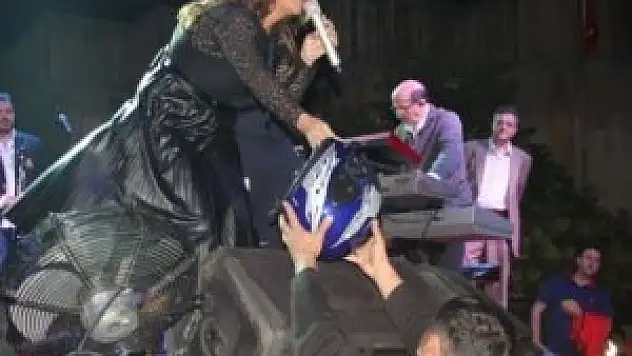 Işın Karaca'dan hayranına kask