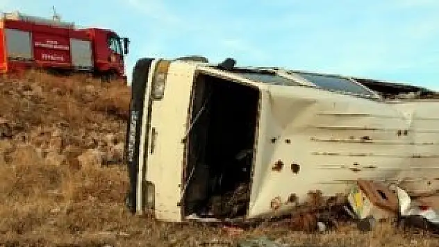 Yunak'ta minibüs devrildi: 1 yaralı