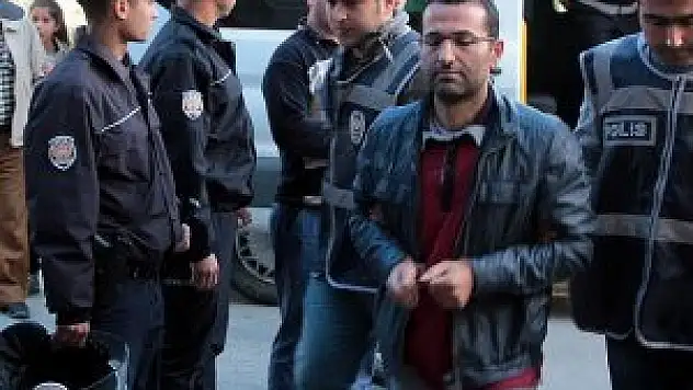 Manisa'da 'Paralel Yapı' operasyonu: 3 tutuklama