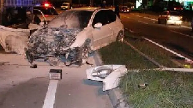 Elektrik direğine çarpan otomobil hurdaya döndü!