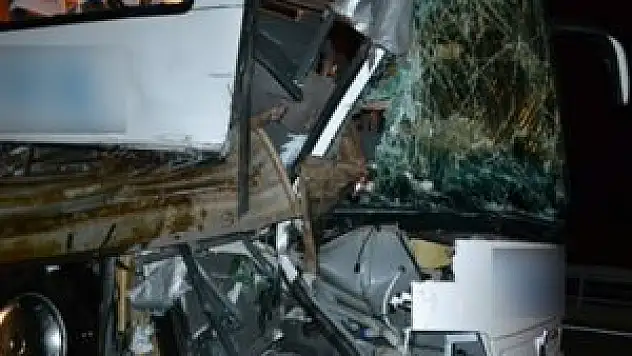 Otobüs TIR'a çarptı: 11 yaralı