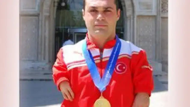 Dünya Şampiyonası'nda 80 kiloda Şampiyon oldu