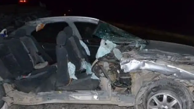 Otomobil traktöre çarptı: 3 yaralı