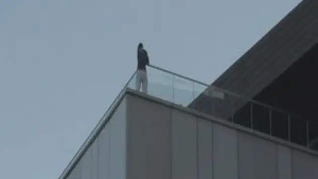 İşsiz genç AVM'de intihara kalkıştı