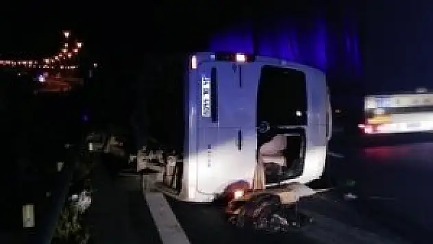 Sığınmacıları taşıyan minibüs devrildi: 6 yaralı