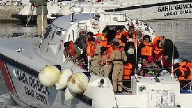 Sahil güvenlik ekipleri, 255 göçmeni kurtardı