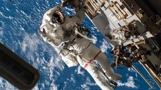 UUİ'deki astronotlar uzay yürüyüşünde