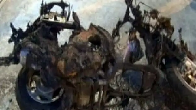 Otomobile çarpan motosiklet kül oldu