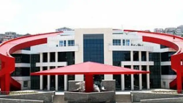 Türk bayrağı şeklindeki bina hizmete açıldı