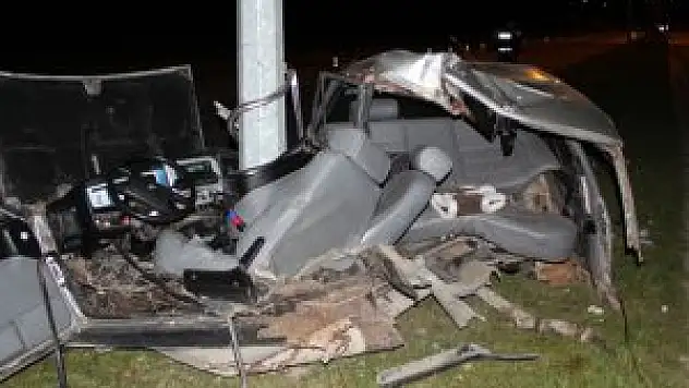 Elektrik direğine çarpan otomobil ikiye ayrıldı: 1 yaralı