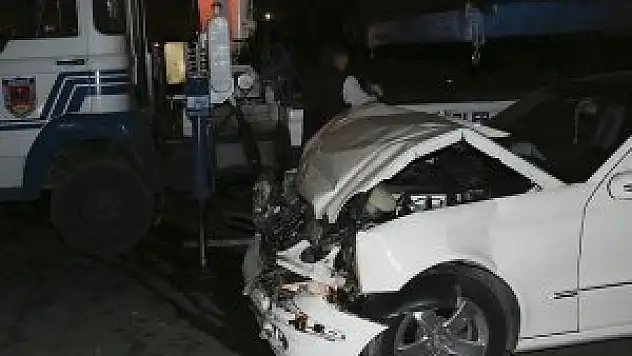 Trafik kontrolü yapan polise kamyonet çarptı