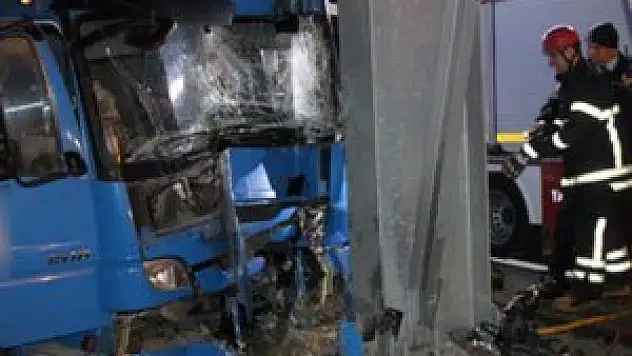 Kargo kamyonu üst geçide çarptı: 1 ölü