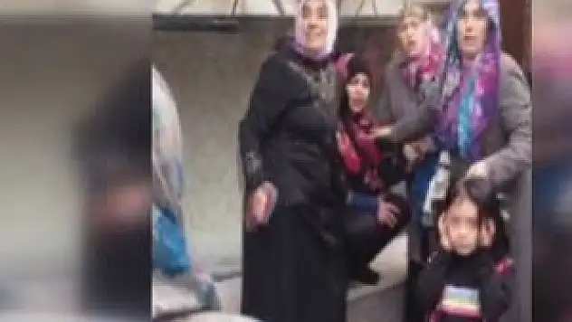 Sahte gelinin altınlarını sokakta söktüler