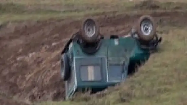 Off-Road gösterisinde cip devrildi