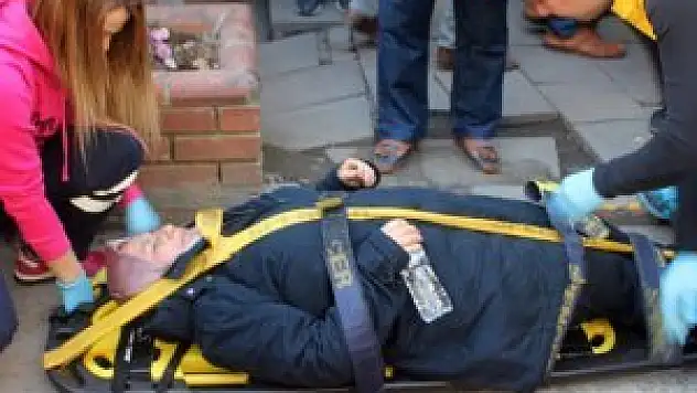 Kaldırımda yürüyen kadına çarpan kamyon sürücüsü kaçtı