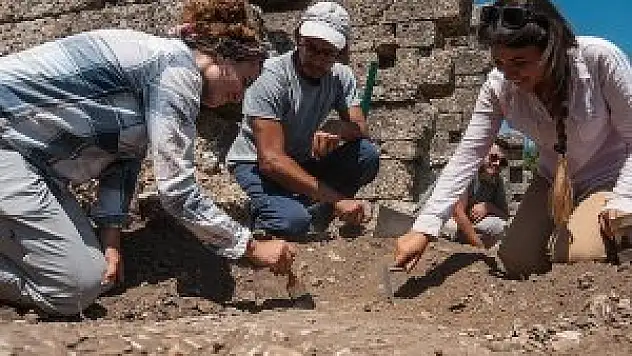 Toprak altındaki 7 bin tarihi eser günyüzüne çıkarıldı