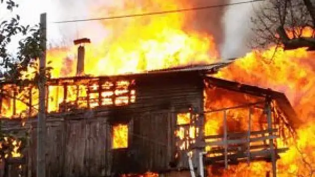 Ahşap ev küle döndü