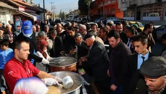 Halkapınar Belediyesi aşure dağıttı