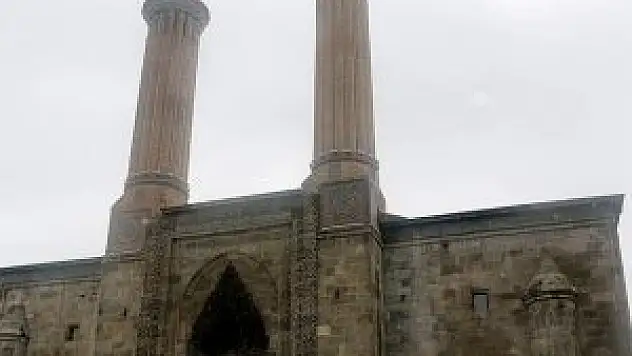 Çifte Minareli Medrese, yeni bulunan çinileriyle de ilgi çekiyor