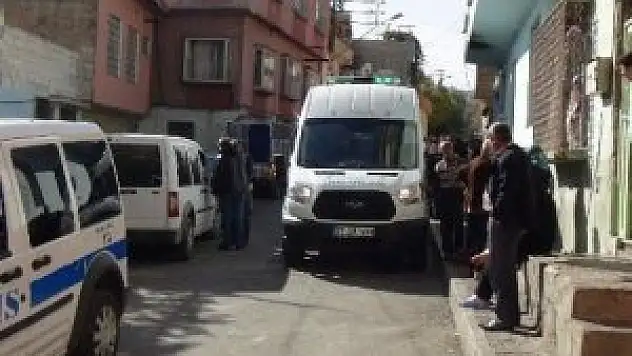 Önce tabancayla vurdu, sonra boğazını kesti!