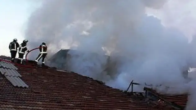 19 yaşındaki genç, kendini de iş yerlerini de yaktı