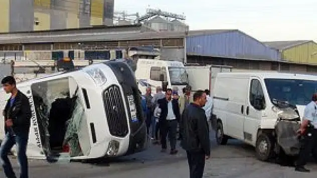 İki minibüs çarpıştı: 23 yaralı