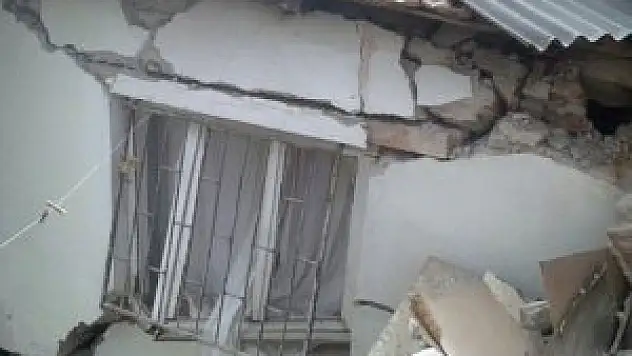 Dört katlı bina gecekondunun üzerine yıkıldı