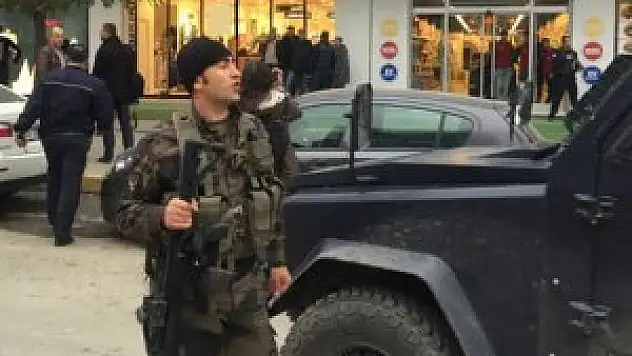 Mağaza çalışanını rehin alan şahıs intihar etti