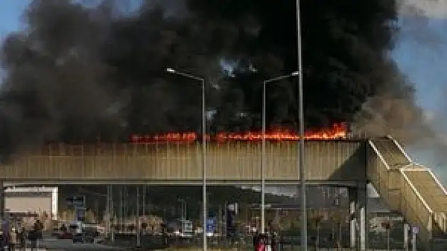 Üst geçit küle döndü