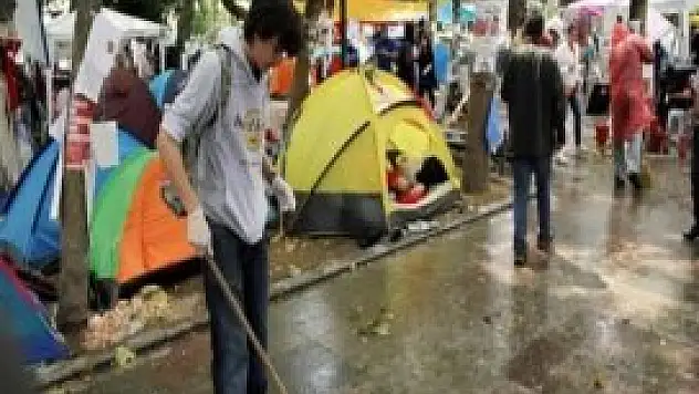 Gezi Parkı'ndan ayrılmak isteyene engel oluyorlar