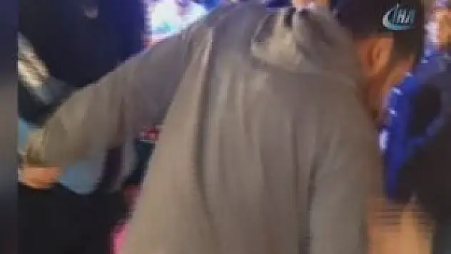 Sürünerek dilenen dilenciyi tövbe ettirerek yürüttüler