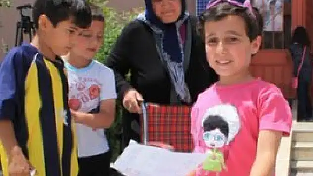 Öğretmenlerini ve arkadaşlarını çok seviyor