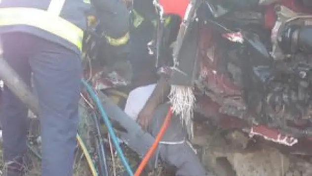 Armut yüklü kamyonette can pazarı