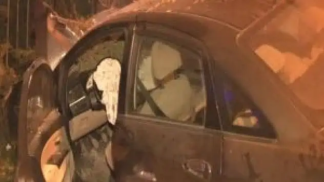 Kontrolden çıkan otomobil demir korkuluklara girdi