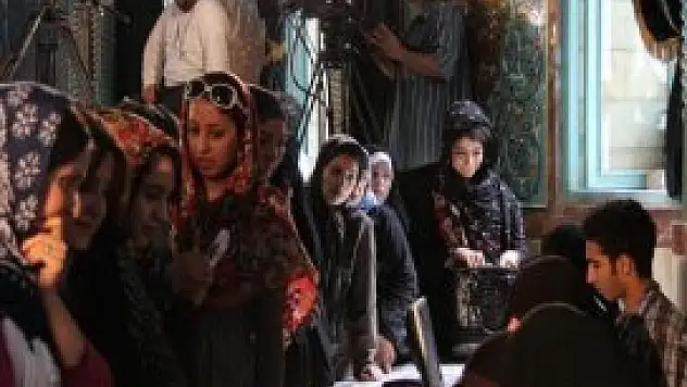 Tahran'da uzun oy kuyrukları