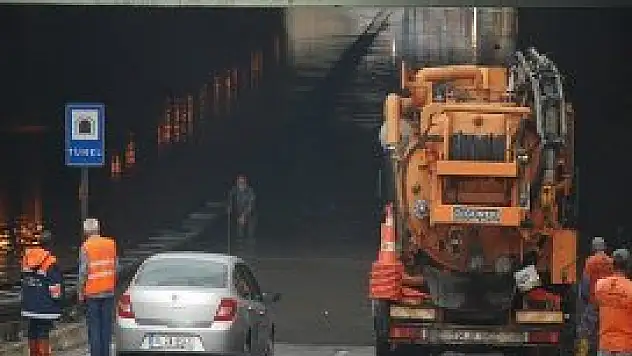 Alt geçitleri su bastı, araçlar mahsur kaldı