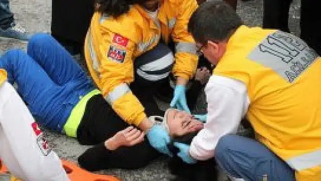 Sevgilisinden kaçarken otomobil çarptı