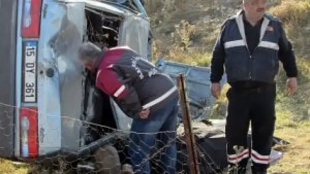 Trenle otomobil çarpıştı: 2 ölü