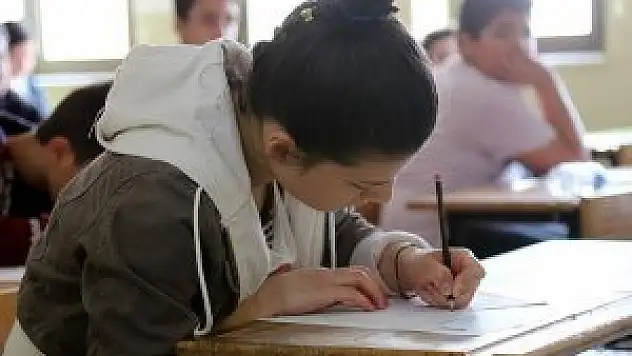 1 milyon 174 bin öğrenciyi sınav heyecanı sardı